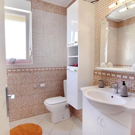 Comfortable Near Center Apartment *