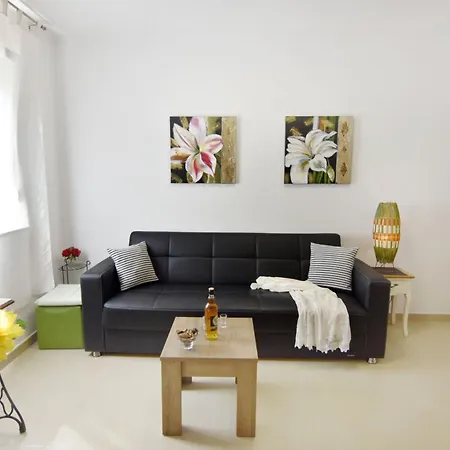 Comfortable Near Center *